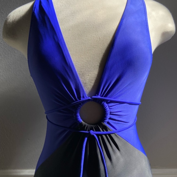 Venus with ring detail two tone color swimsuit - Picture 7 of 9